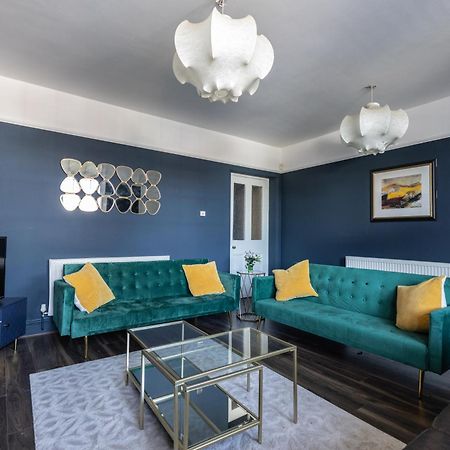 Boutique Family Apartment In Celebrity Village. Barnt Green Bagian luar foto