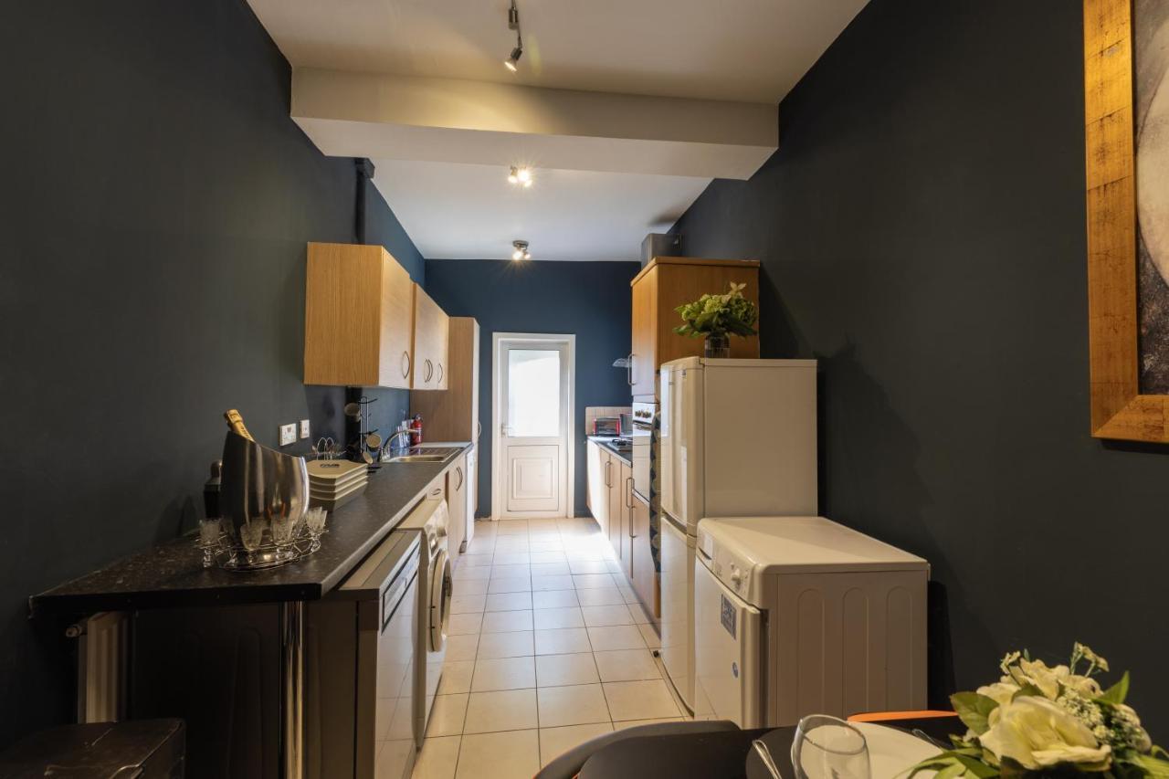Boutique Family Apartment In Celebrity Village. Barnt Green Bagian luar foto