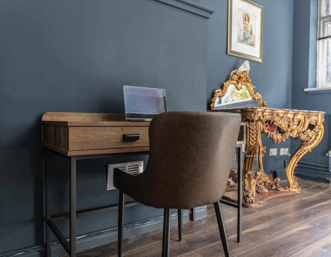 Boutique Family Apartment In Celebrity Village. Barnt Green Bagian luar foto