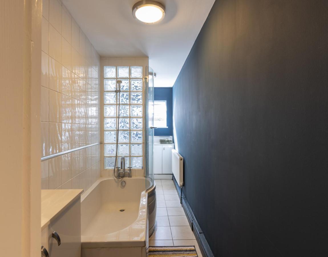 Boutique Family Apartment In Celebrity Village. Barnt Green Bagian luar foto