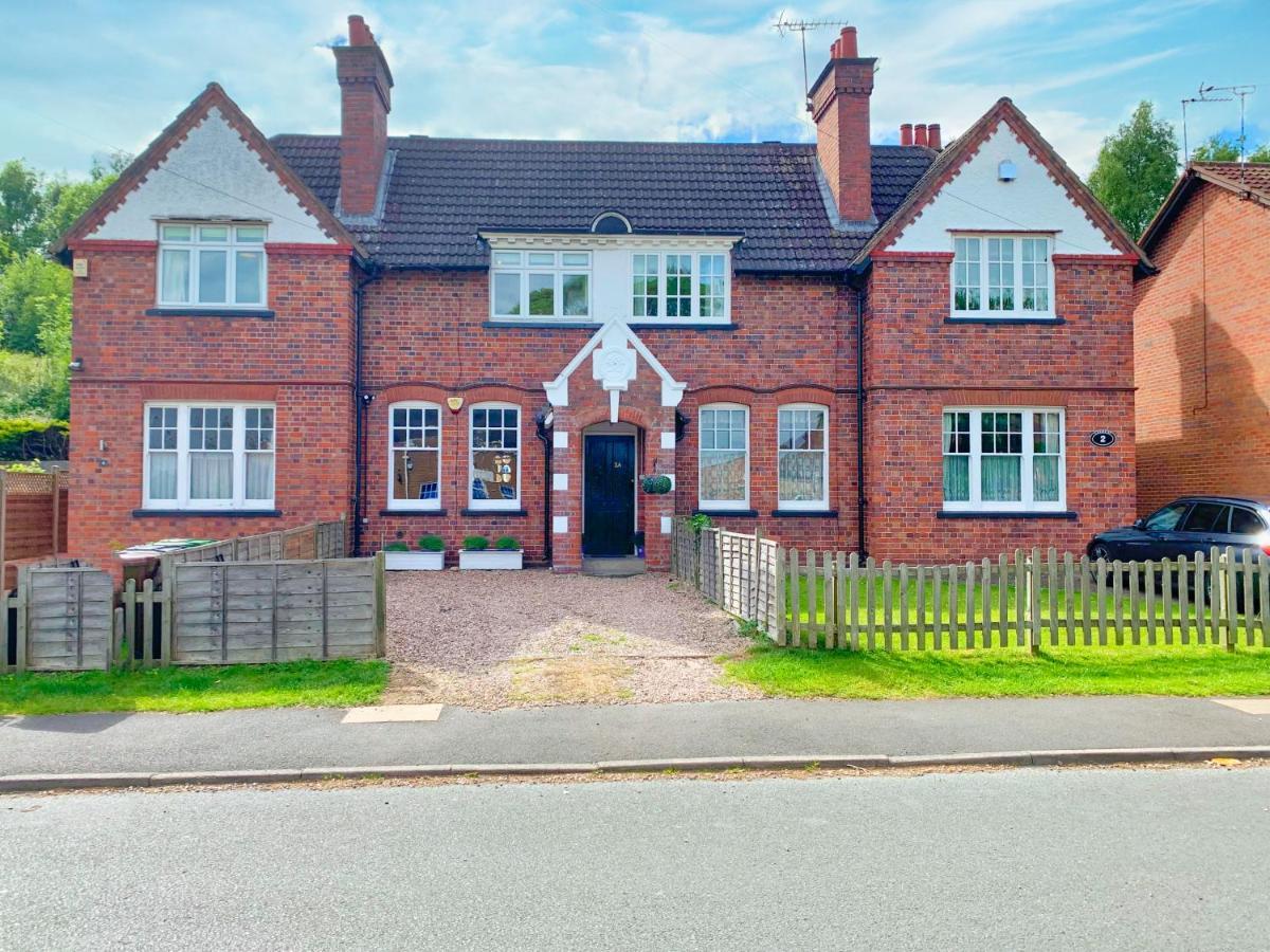 Boutique Family Apartment In Celebrity Village. Barnt Green Bagian luar foto