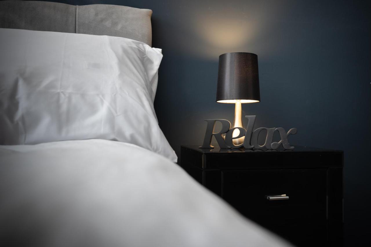 Boutique Family Apartment In Celebrity Village. Barnt Green Bagian luar foto